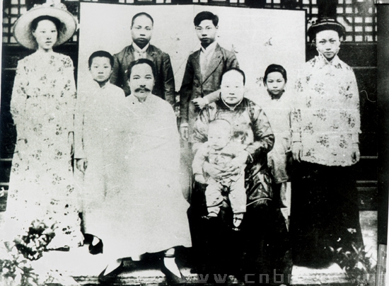 1913年，茅以升先生在南京與家人合影（后排右一為茅以升）