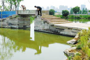 歷經(jīng)半年多，金價古橋已落戶新家，搬到了附近的漁金公園。寧波近年來遷建了多座古橋，包括張斌橋、古洞橋、五龍橋等。記者 龔國榮