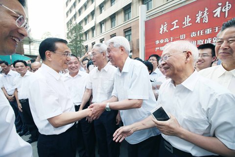 李克強(qiáng)15日考察中國核電工程公司時(shí)，老中青三代核電人爭相向總理表示一定把“華龍一號(hào)”打造成世界一流核電品牌。圖片來自中國政府網(wǎng)