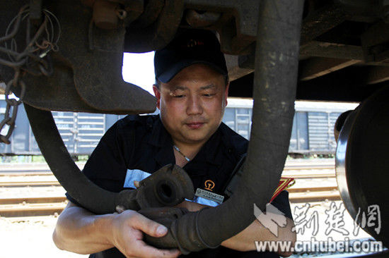 檢查連接車(chē)輛與車(chē)輛之間的軟管